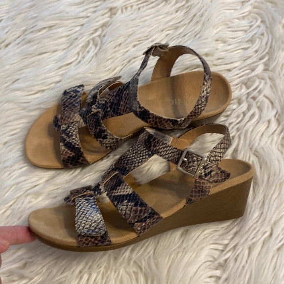 VIONIC Sandals BNWOT size 8 brown and tan color please see all photos (P7) - Picture 1 of 13